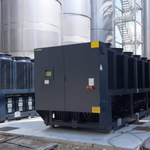 TMA ES چیلر هوا خنک با کمپرسورهای گریز از مرکز Turbocor، فن های محوری و سیستم تبخیری برای نصب در فضای باز TMA ES Air cooled chiller with Turbocor centrifugal compressors, axial fans and Evaporative System for outdoor installation